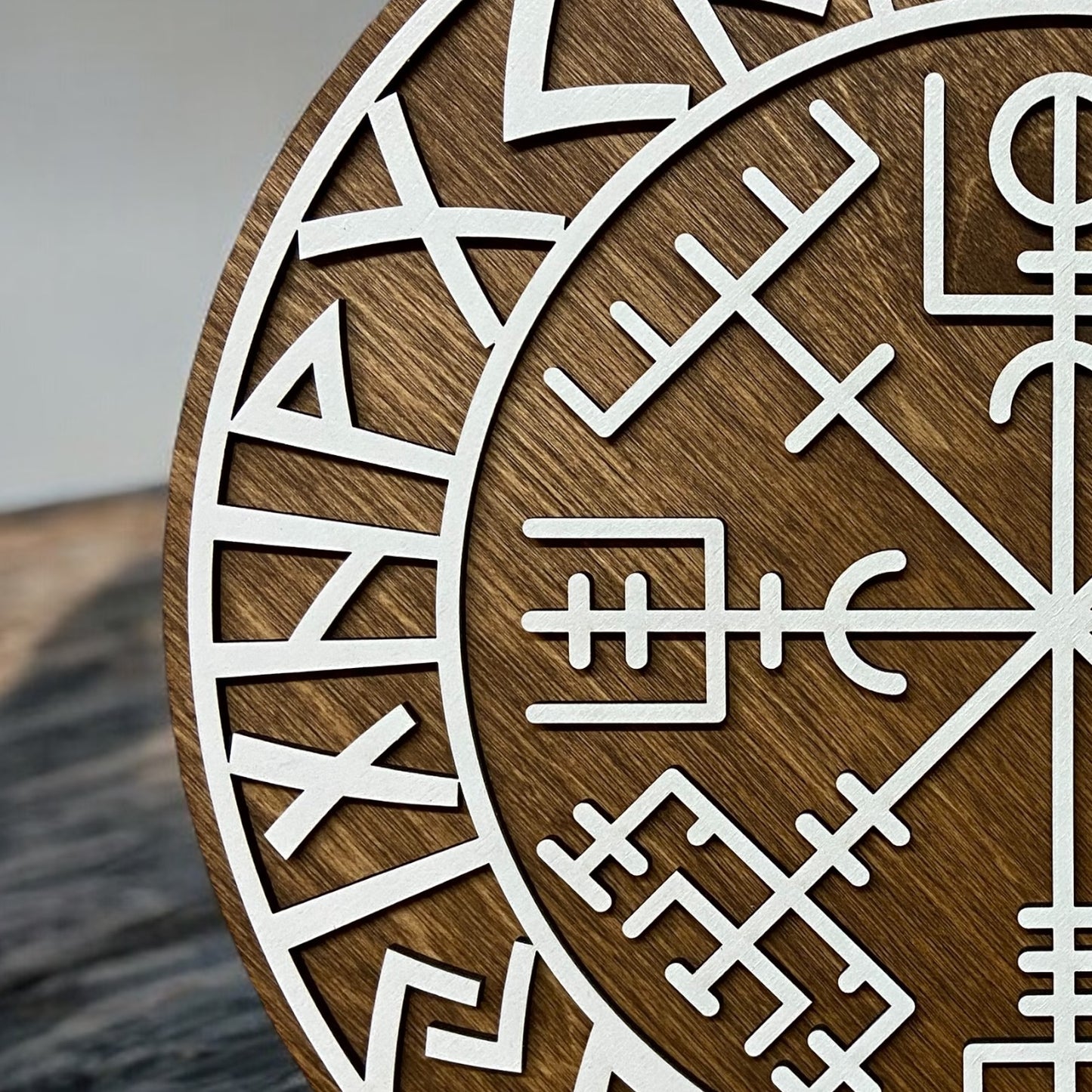 Nordisk sköld med segmenterade runor och Vegvísir