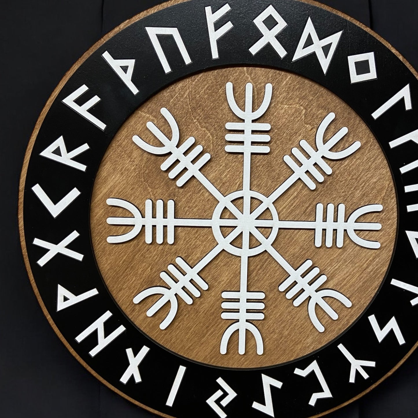 Nordisk sköld med runring och vegvisir