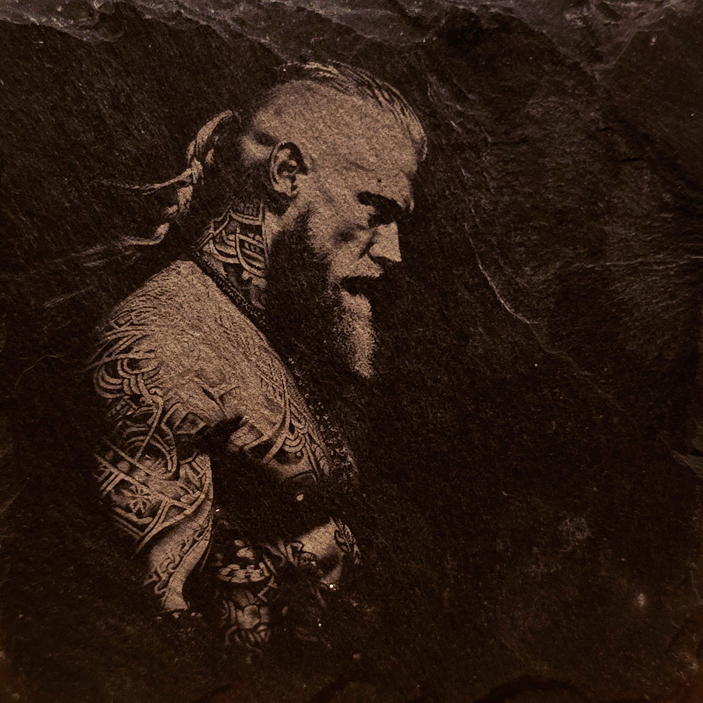 Skifferunderlägg 10x10cm – Viking 1