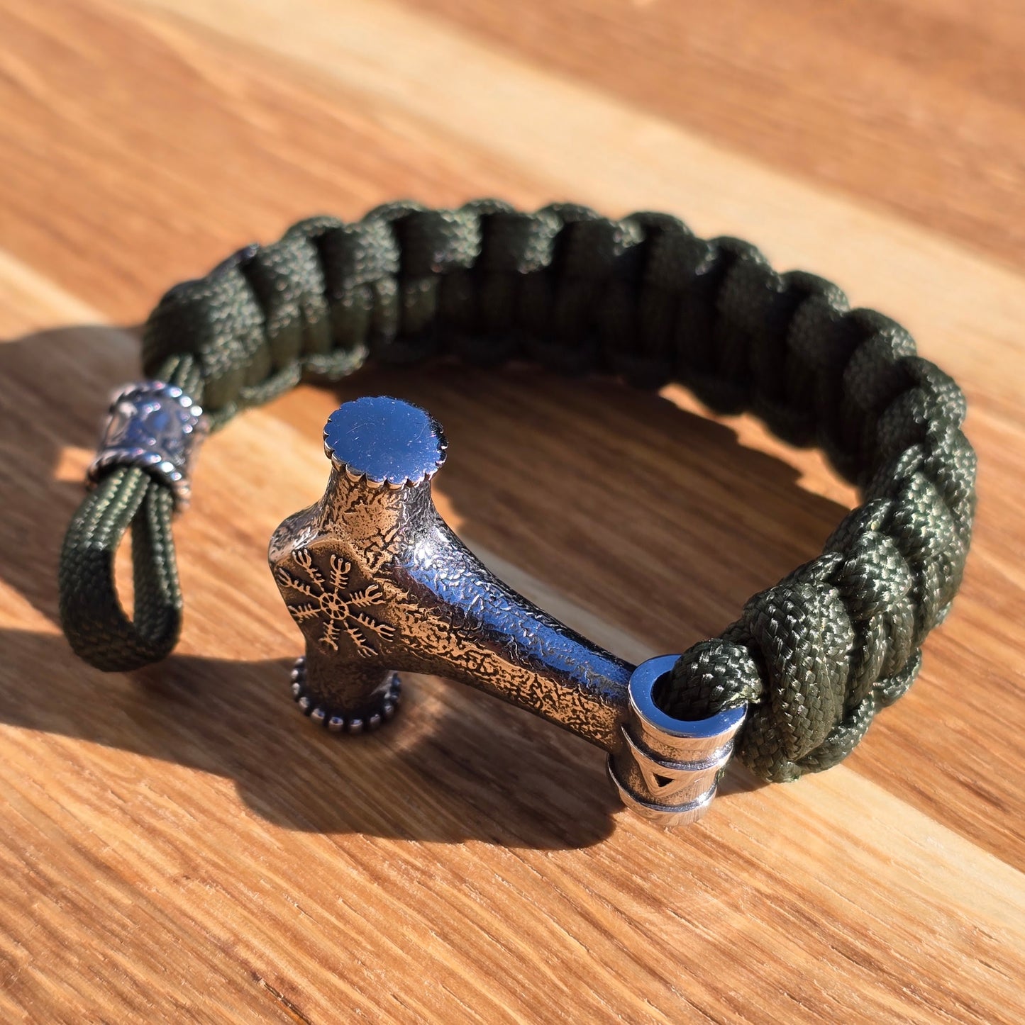 Paracord Armband Mjölnir Galdrastafir - Olivgrön