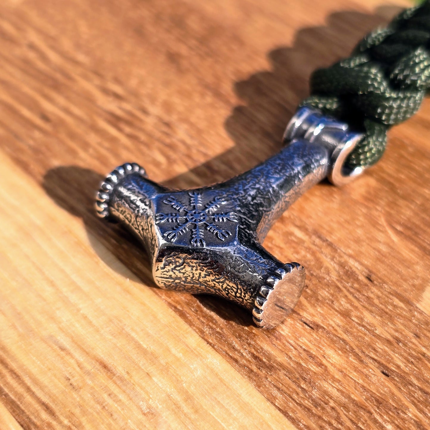 Paracord Armband Mjölnir Galdrastafir - Olivgrön