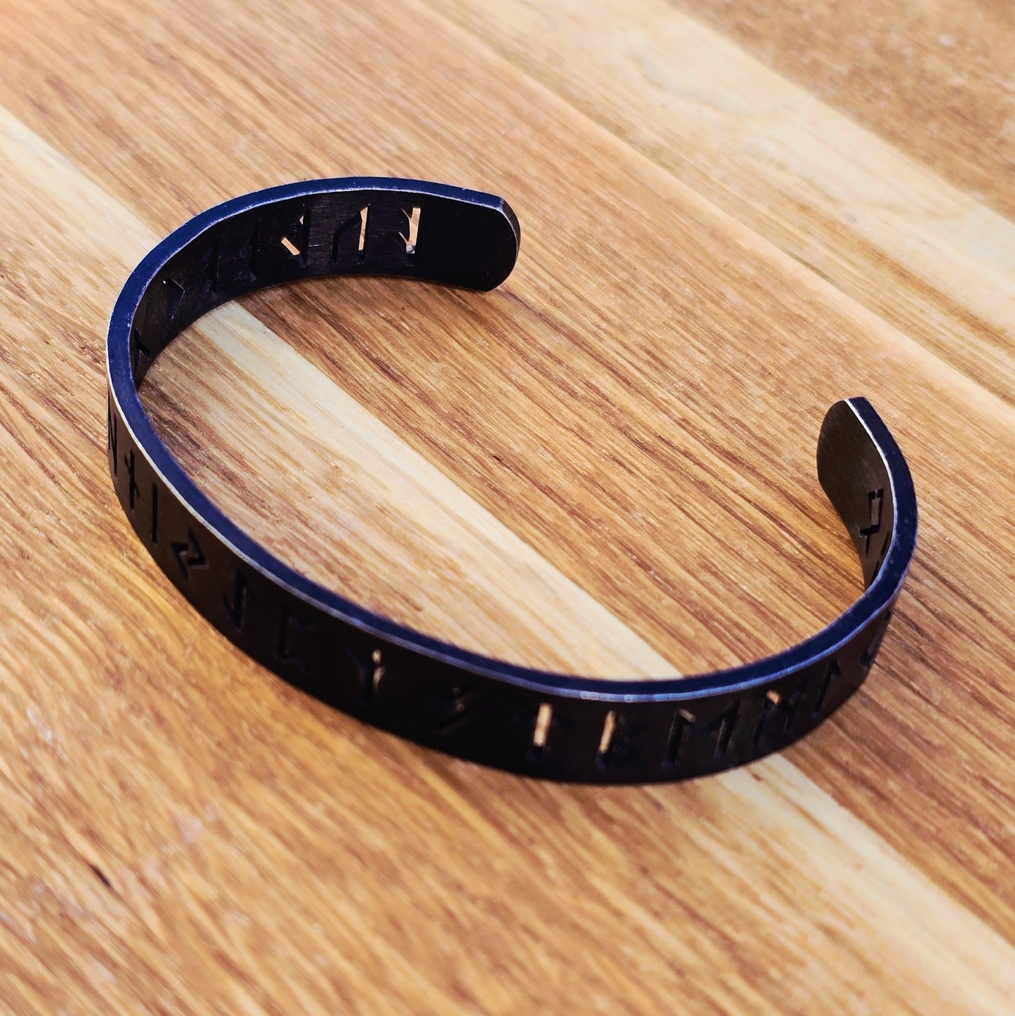 Armring Runor i Norden - Antik