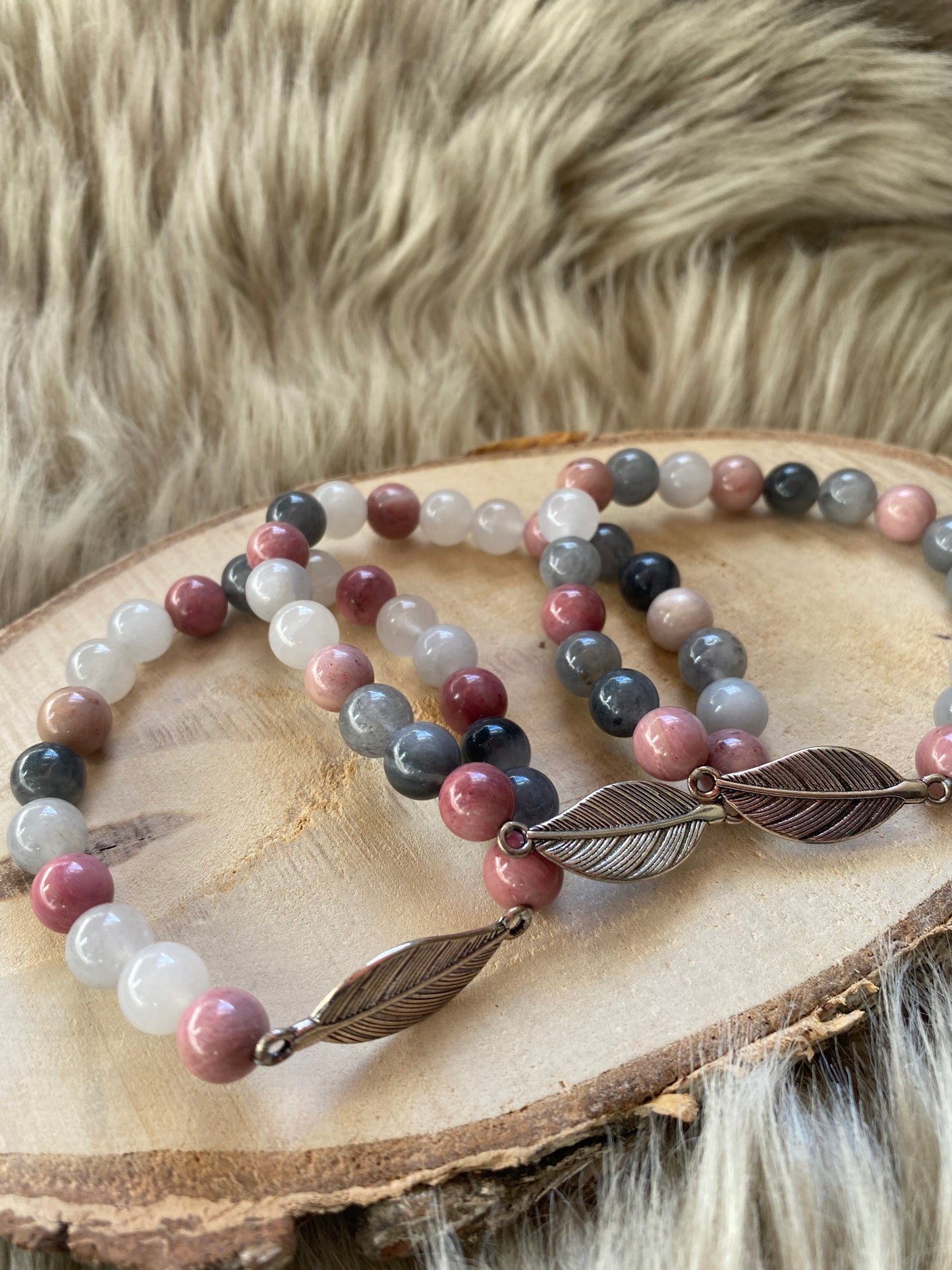 Armband med rhodonit och grå kvarts med fjäderberlock