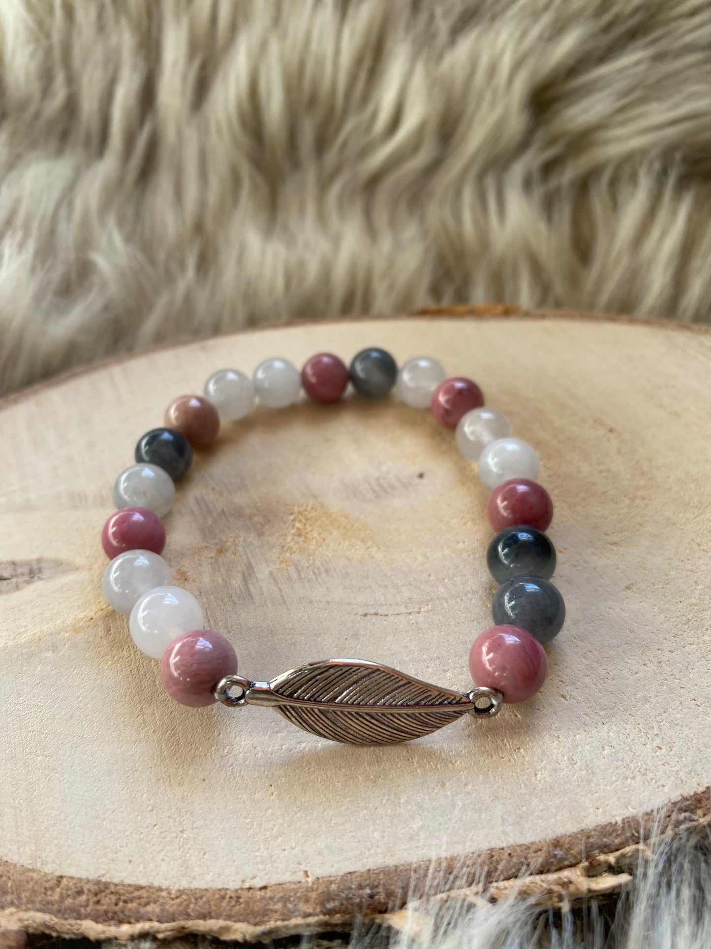 Armband med rhodonit och grå kvarts med fjäderberlock