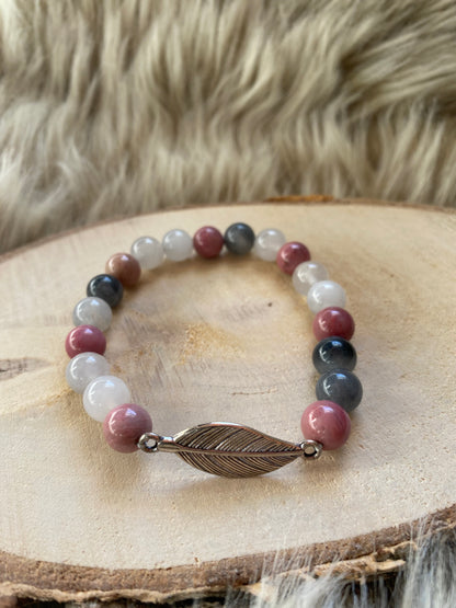 Armband med rhodonit och grå kvarts med fjäderberlock