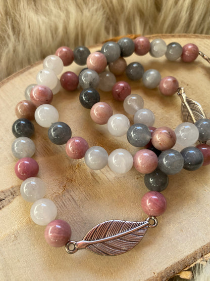 Armband med rhodonit och grå kvarts med fjäderberlock