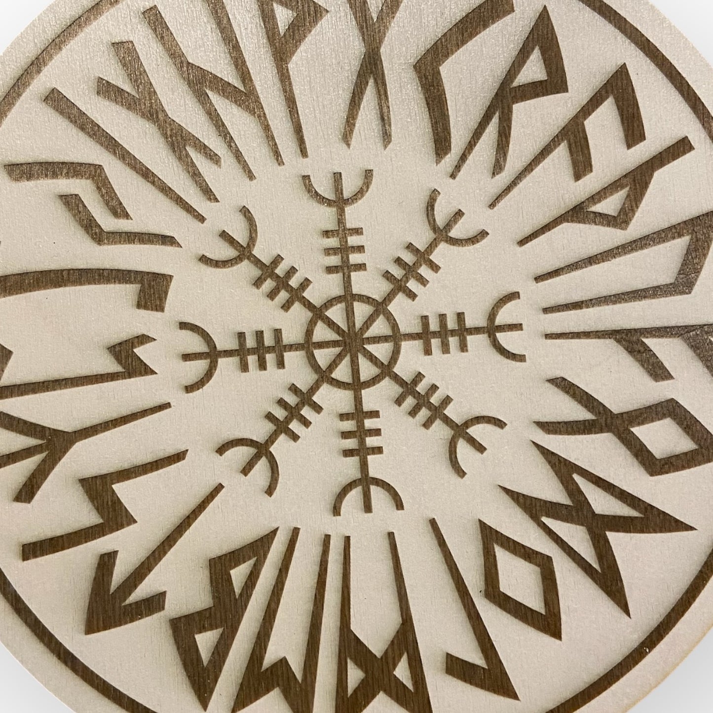 Nordisk sköld med inre runor och Vegvisir