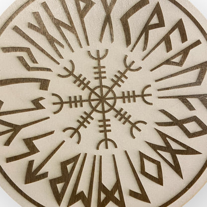 Nordisk sköld med inre runor och Vegvisir