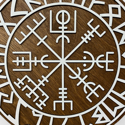 Nordisk sköld med segmenterade runor och Vegvísir