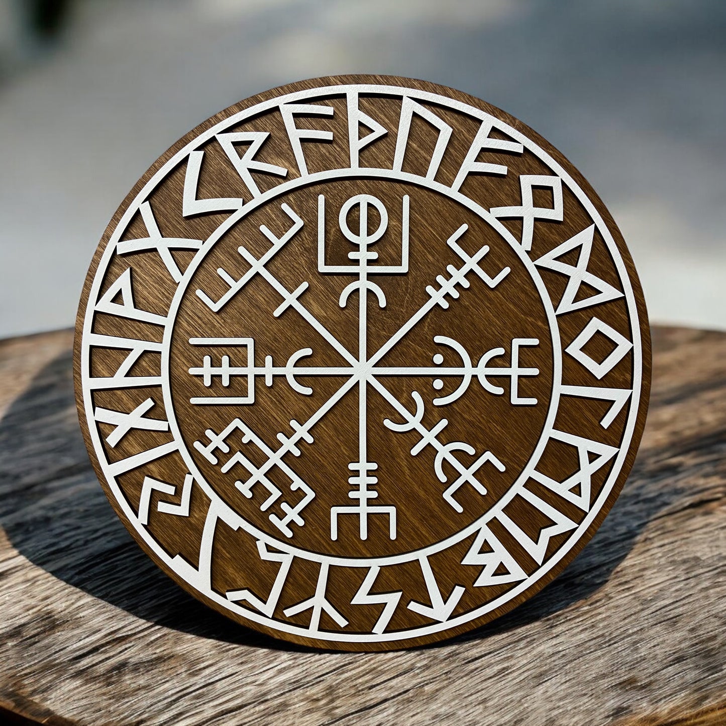 Nordisk sköld med segmenterade runor och Vegvísir