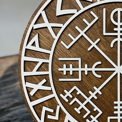 Nordisk sköld med segmenterade runor och Vegvísir