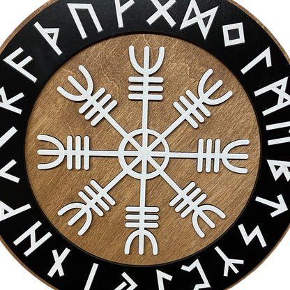 Nordisk sköld med runring och vegvisir