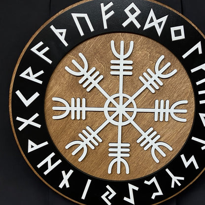 Nordisk sköld med runring och vegvisir