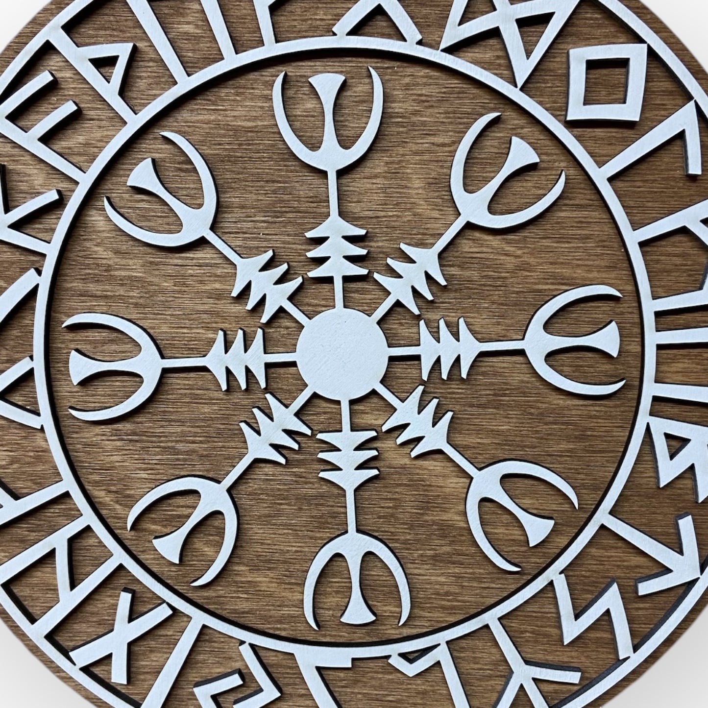 Vikingsköld med runor och Vegvisir