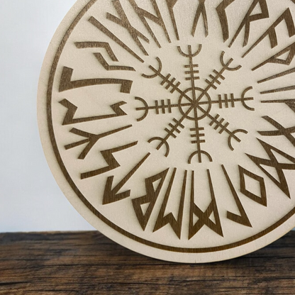 Nordisk sköld med inre runor och Vegvisir