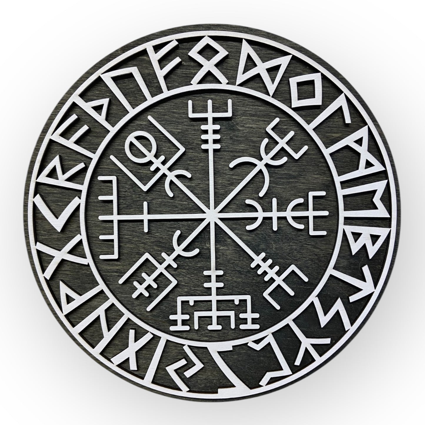 Nordisk sköld med segmenterade runor och Vegvísir