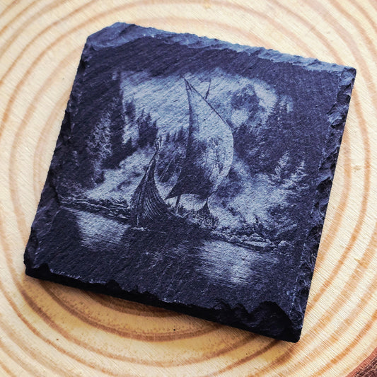 Skifferunderlägg 10x10cm – Vikingaskepp